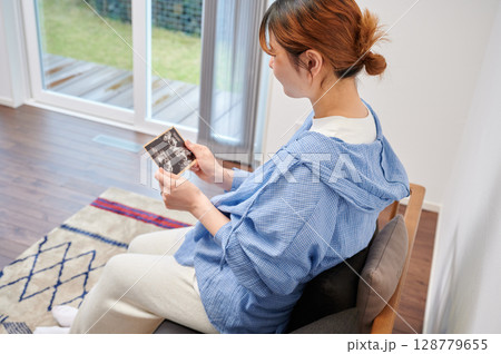 妊婦 マタニティ 椅子 微笑ましい エコー写真 妊婦 マタニティ 椅子 微笑ましい エコー写真 128779655