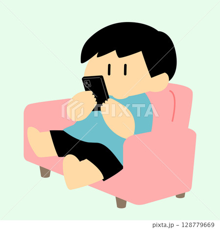 ソファに座ってスマホを見ながらくつろぐ男性 128779669