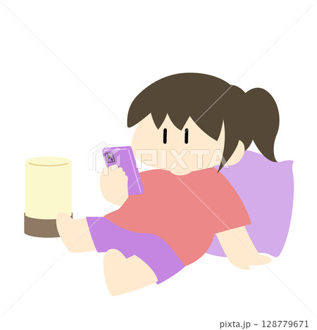 スマホを見ながらくつろぐ女性 スマホを見ながらくつろぐ女性 128779671