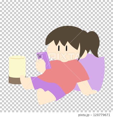 スマホを見ながらくつろぐ女性 スマホを見ながらくつろぐ女性 128779671