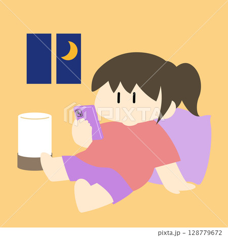 夜に室内でスマホを見ながらくつろぐ女性 夜に室内でスマホを見ながらくつろぐ女性 128779672