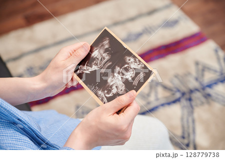 妊婦　マタニティ　椅子　微笑ましい エコー写真 128779738