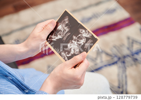 妊婦　マタニティ　椅子　微笑ましい エコー写真 128779739