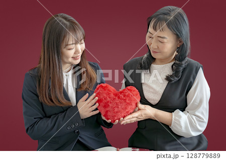 ハートを支える女性 ハートを支える女性 128779889