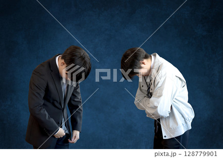 うなだれるビジネスマンたち 128779901