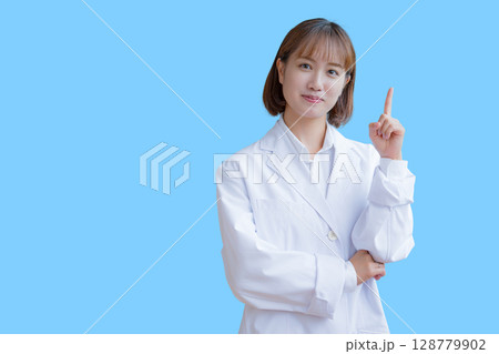 指差す女性医師 128779902