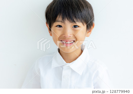 小学生のポートレート　白バック 128779940