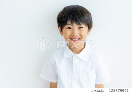 小学生のポートレート　白バック 128779941