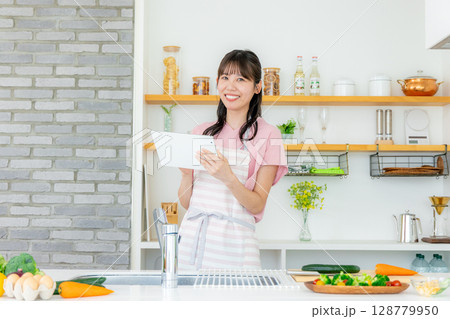 若い女性、キッチン、タブレット 若い女性、キッチン、タブレット 128779950