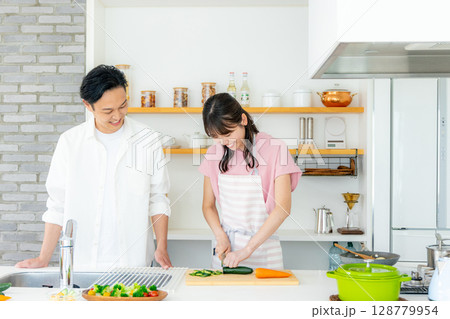 若い家族、キッチン、食事 128779954