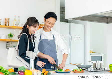 働く女性と主夫 128779966