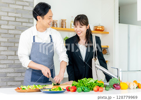 働く女性と主夫 128779969