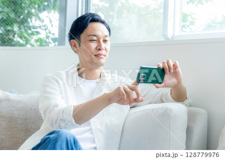 スマホを使う男性 128779976
