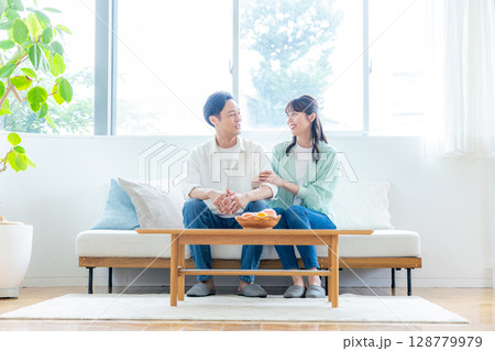 ソファーに座る夫婦 128779979