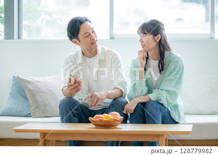 スマホに秘密があって文句を言う夫婦 128779982