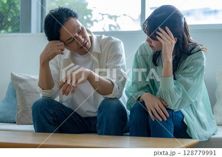 落ち込む夫婦 128779991