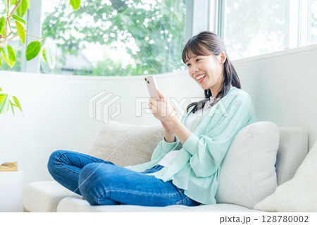 スマホを操作する女性 128780002