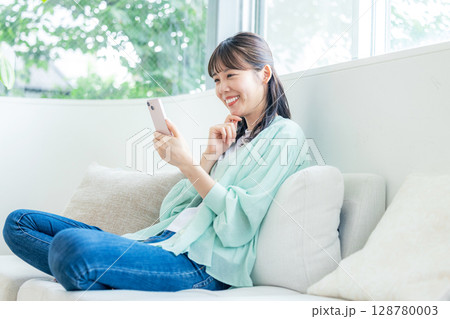 スマホを操作する女性 128780003