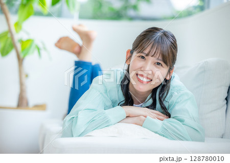 女性のポートレート 128780010