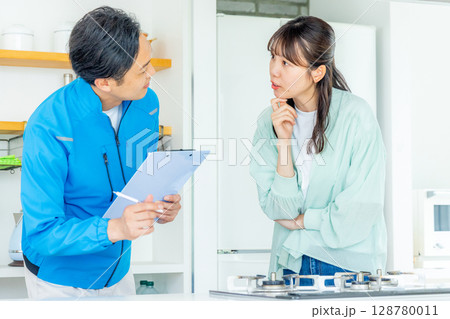 水回りのトラブルに対応するスタッフ 128780011