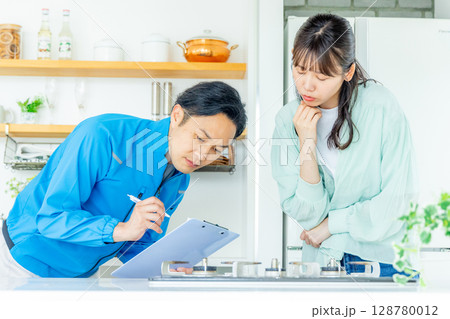 水回りのトラブルに対応するスタッフ 128780012