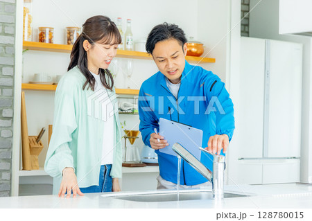 水が止まらなくて困る主婦と作業員 水が止まらなくて困る主婦と作業員 128780015