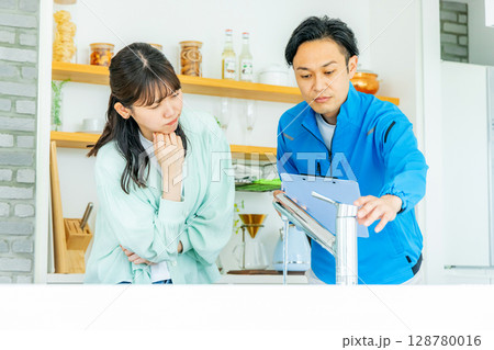 水が止まらなくて困る主婦と作業員 128780016