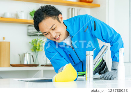 キッチンの掃除をする男性 128780028
