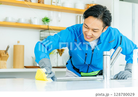 キッチンの掃除をする男性 128780029