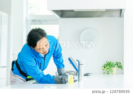 キッチンの掃除をする男性 128780030