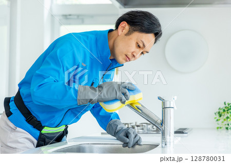キッチンの掃除をする男性 キッチンの掃除をする男性 128780031