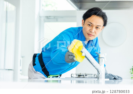 キッチンの掃除をする男性 128780033
