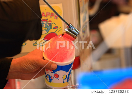 かき氷にシロップをかける　 128780288