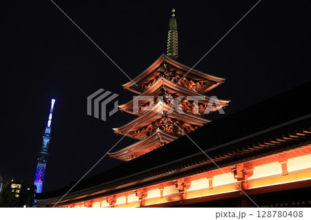 ライトアップされた五重塔と東京スカイツリー 浅草寺の夜景 ライトアップされた五重塔と東京スカイツリー 浅草寺の夜景 128780408