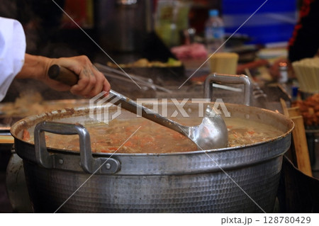 モツ煮込み 居酒屋の名物 モツ煮込み 居酒屋の名物 128780429