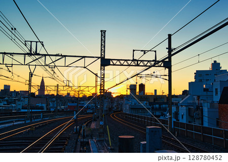 代々木上原駅　小田急線、千代田線の早朝のホームから朝焼けの眺望 128780452