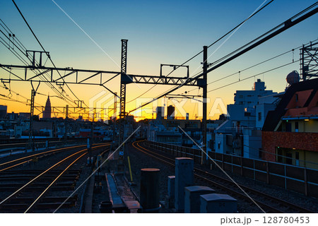 代々木上原駅　小田急線、千代田線の早朝のホームから朝焼けの眺望 128780453