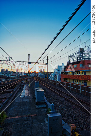 代々木上原駅　小田急線、千代田線の早朝のホームから朝焼けの眺望 128780456
