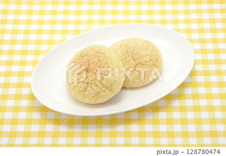 白い皿にのせたメロンパン 128780474