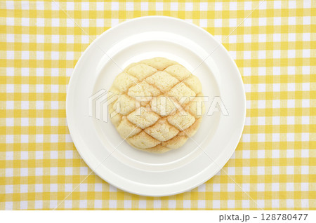 白い皿にのせたメロンパン 128780477