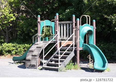 公園の遊具 公園の遊具 128781722