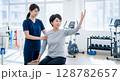 リハビリテーション：女性理学療法士と患者 128782657