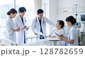医師と看護師：病室で患者を診察（回診風景） 128782659