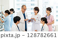 医療チーム：ナーステーションでの情報共有 128782661