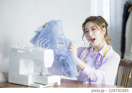 ミシンで裁縫する女性 128782885