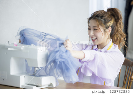 ミシンで裁縫する女性 128782886