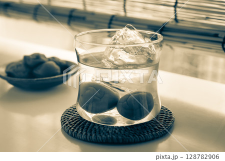 梅酒　オン・ザ・ロック　夏　梅の実 128782906