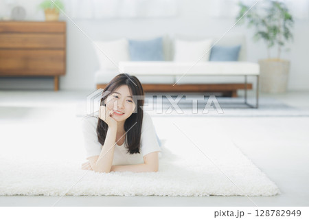 寝転ぶ若い女性 寝転ぶ若い女性 128782949