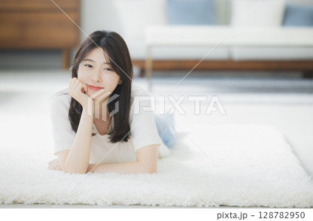 寝転ぶ若い女性　 128782950