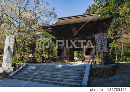 袋井市の法多山尊永寺の参道の風景(静岡県) 128783125